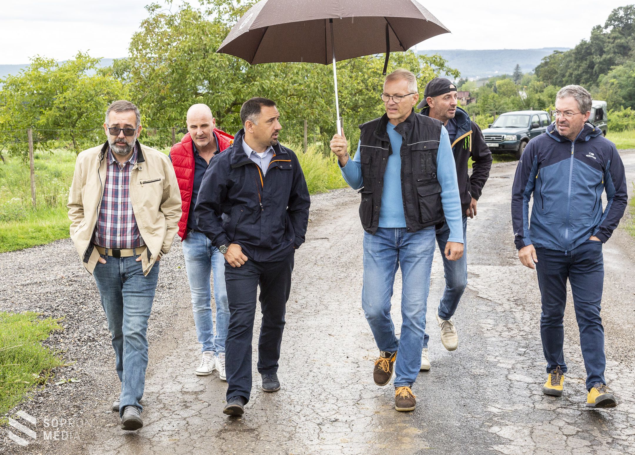 A "Fertő Part"- beruházást végző fejlesztő cég a borászokkal tartott bejárást a Fehér útnál