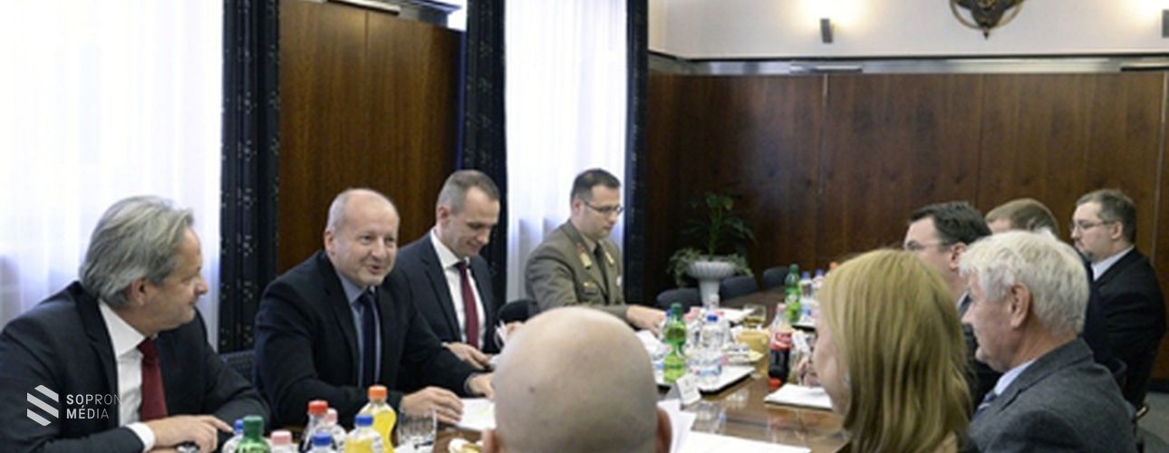 A honvédelmi törvény módosításáról egyeztettek a pártok a Honvédelmi Minisztériumban