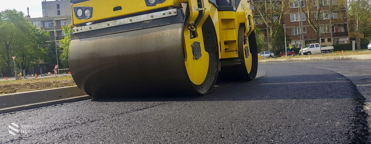 Aszfaltozás miatt nem lehet parkolni a Király Jenő utca környékén 