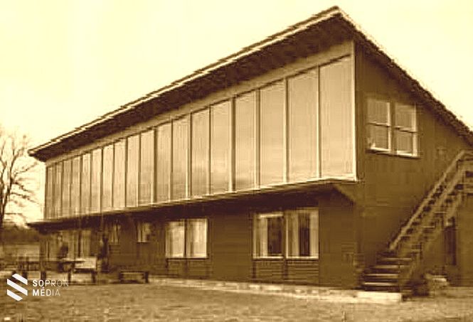 Telkes Mária tervezte 1948-ban a Boston melletti Doverben a világ első napháza, a Dover Sun House fűtési rendszerét 