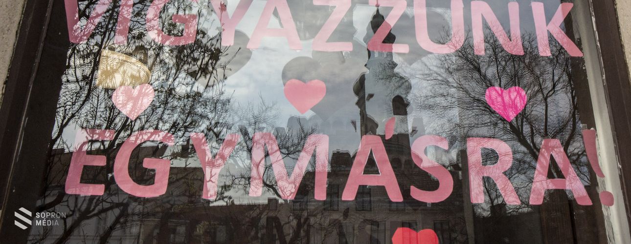 Sopronban is egyre több szívecske bukkan fel az ablakokban