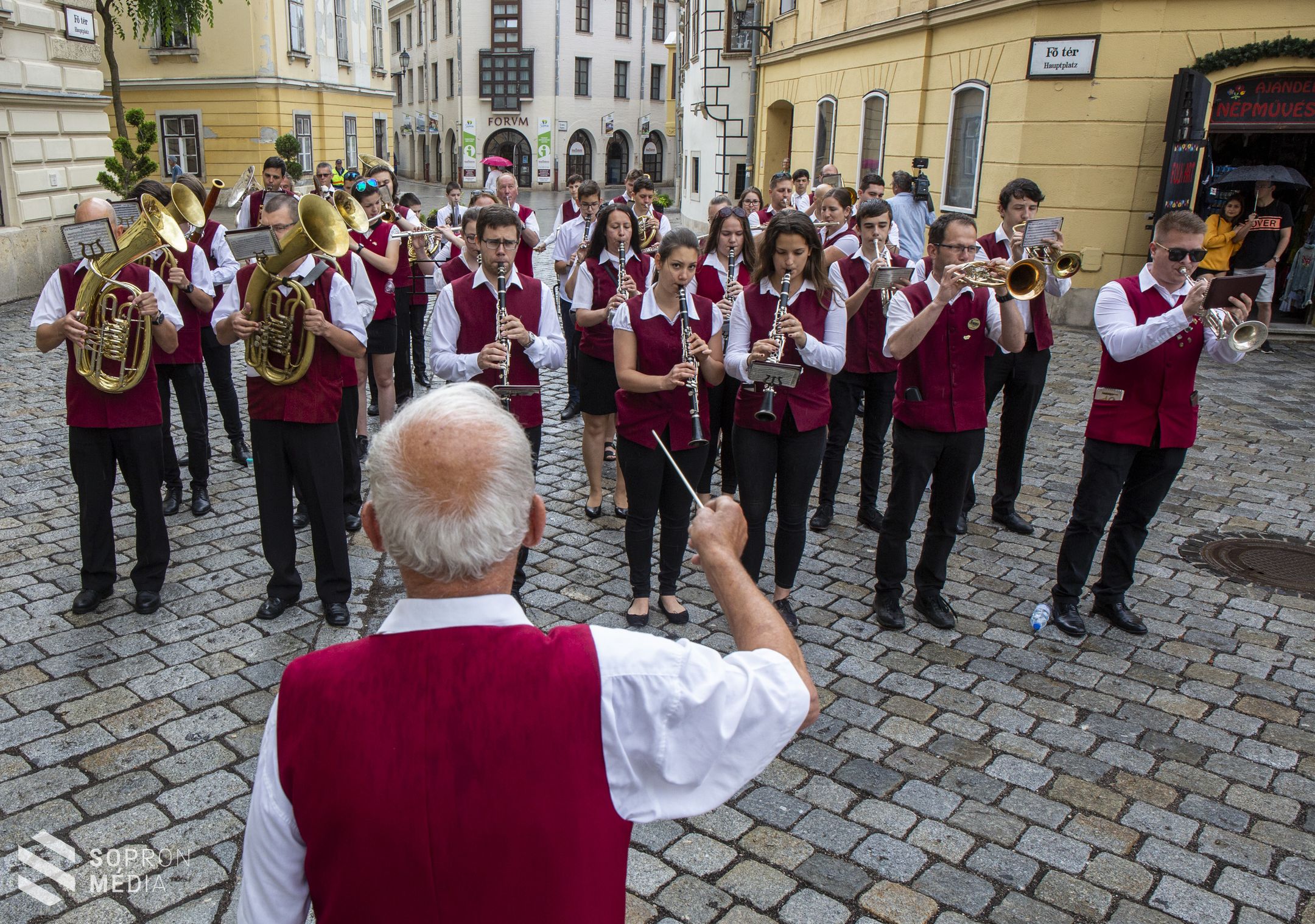 Fúvószene töltötte be Sopron utcáit