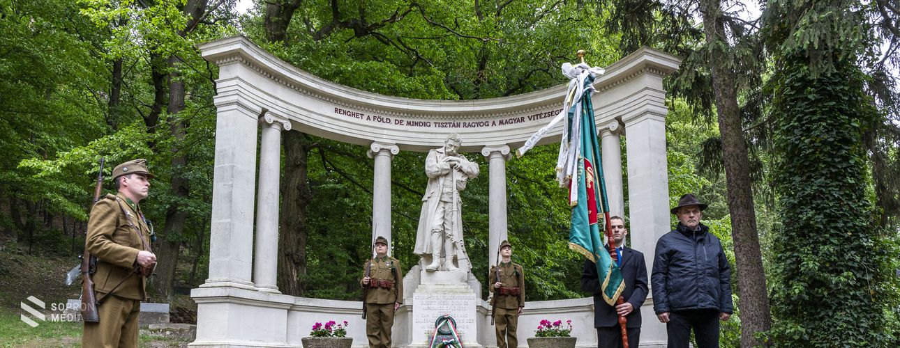 A hősök emléke nem merül feledésbe - Galéria a bánfalvi Hősi Temetőből