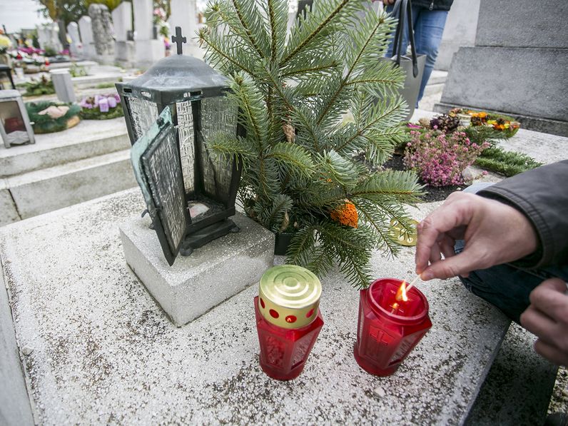 Meghosszabbított nyitva tartás a soproni temetőkben!