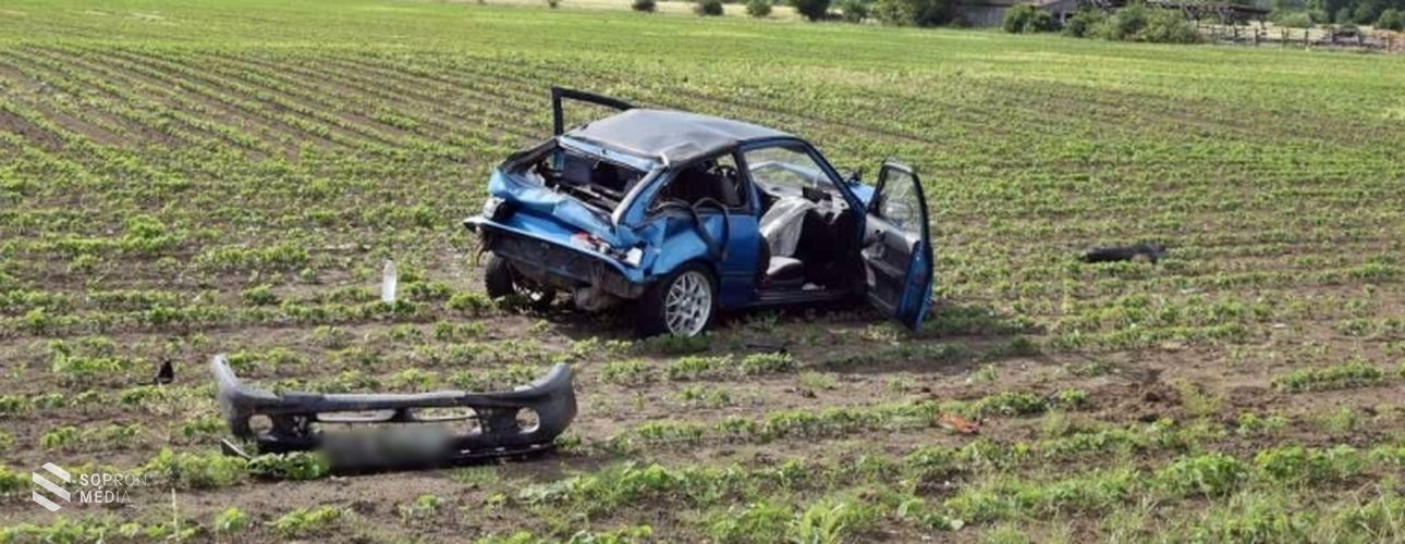 Baleset Ágfalvánál - a sofőr lesodródott az úttestről, az autó többször átfordult a tetején