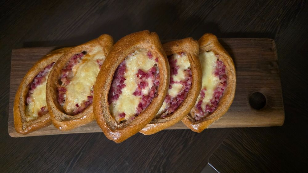 Teljes kiőrlésű sajtos baconos csónak