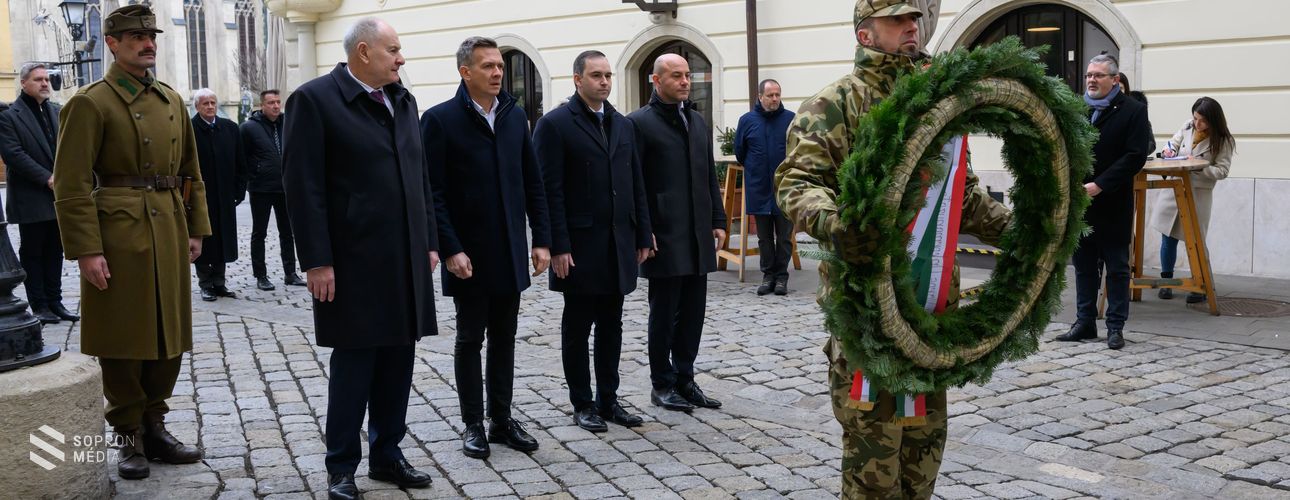 Koszorúzásokkal vette kezdetét a hűség napi programsorozat