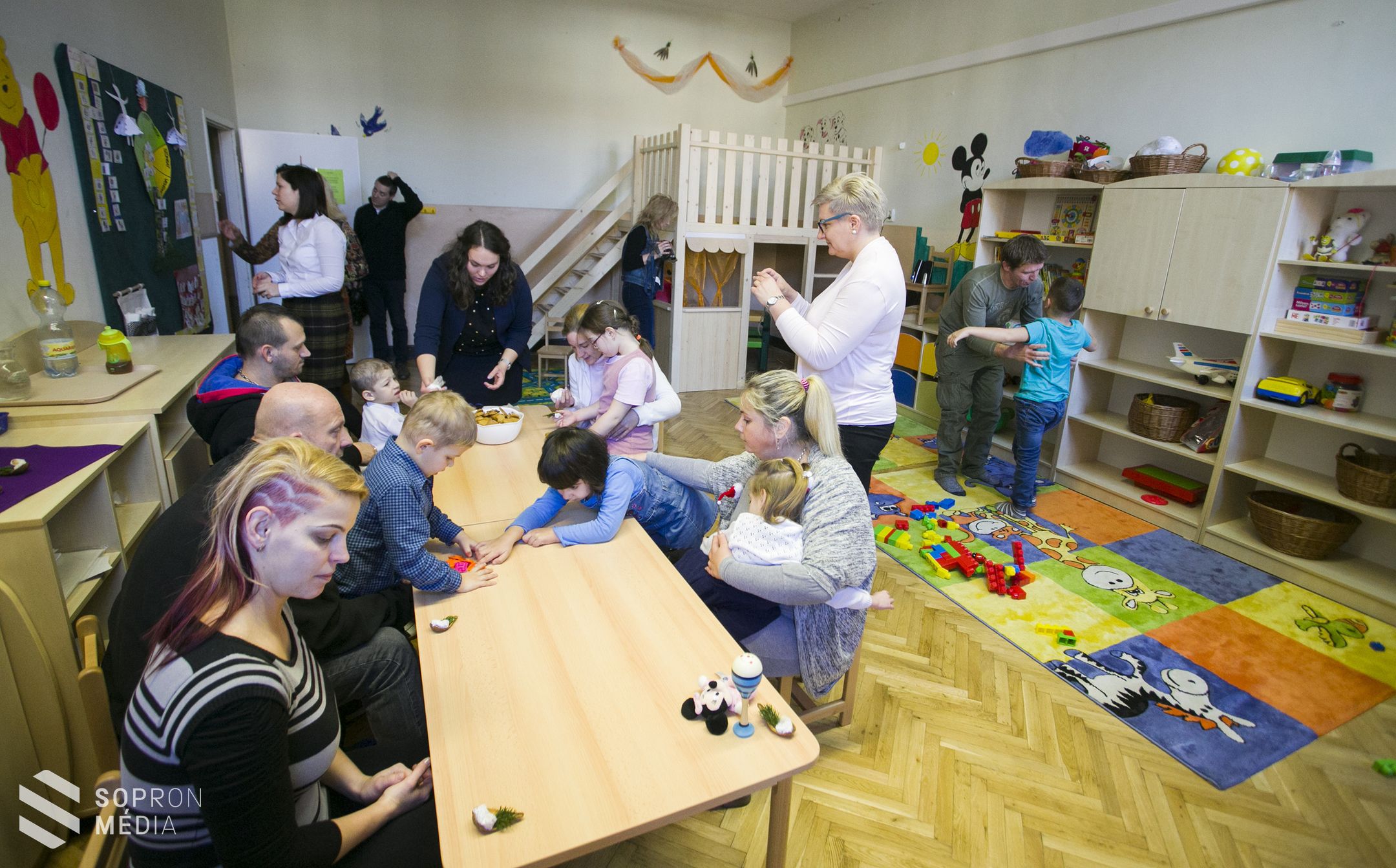 Karácsonyi ünnepséget tartottak a Kozmutza Iskola óvodai csoportjában