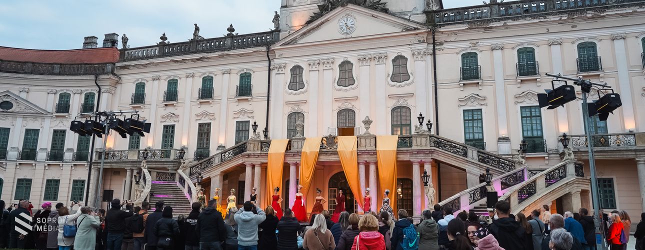 Divat és történelem találkozása a fertődi Esterházy-kastélyban
