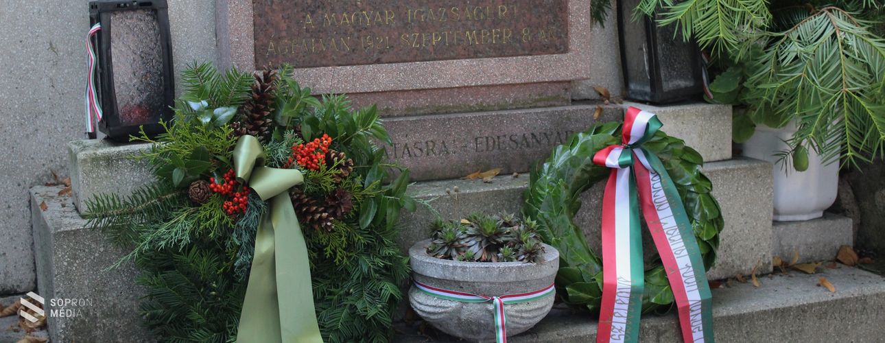 Koszorúzás az hősi halottak nyughelyénél 