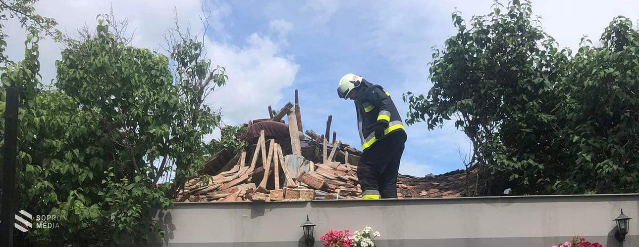 Összedőlt melléképülethez riasztották a soproni és a fertőrákosi tűzoltókat