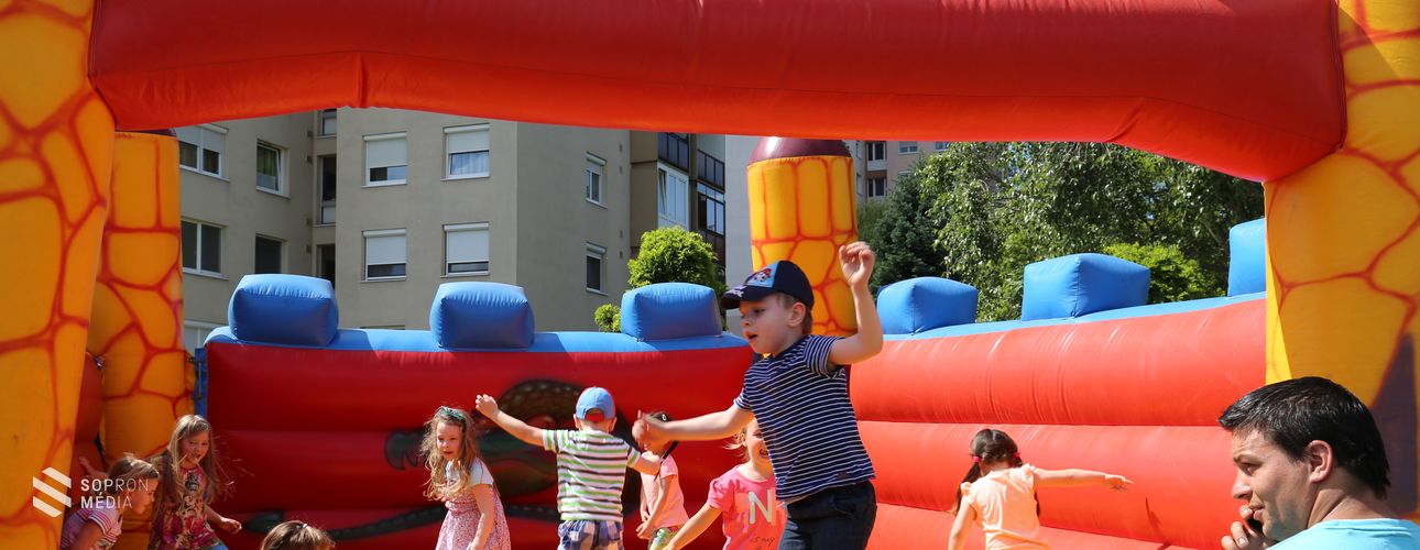 Gyerekzsivajjal telt meg a Kodály Zoltán tér 