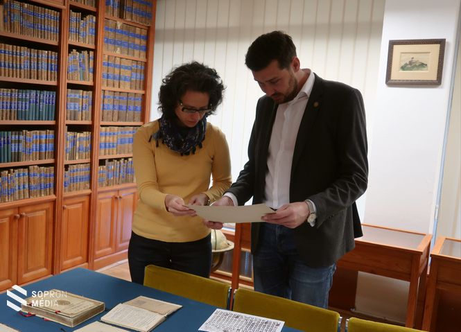 Dr. Sági Éva, a Soproni Egyetem Levéltár vezetője és Bende Attila erdőmérnök, a projekt kezdeményezője