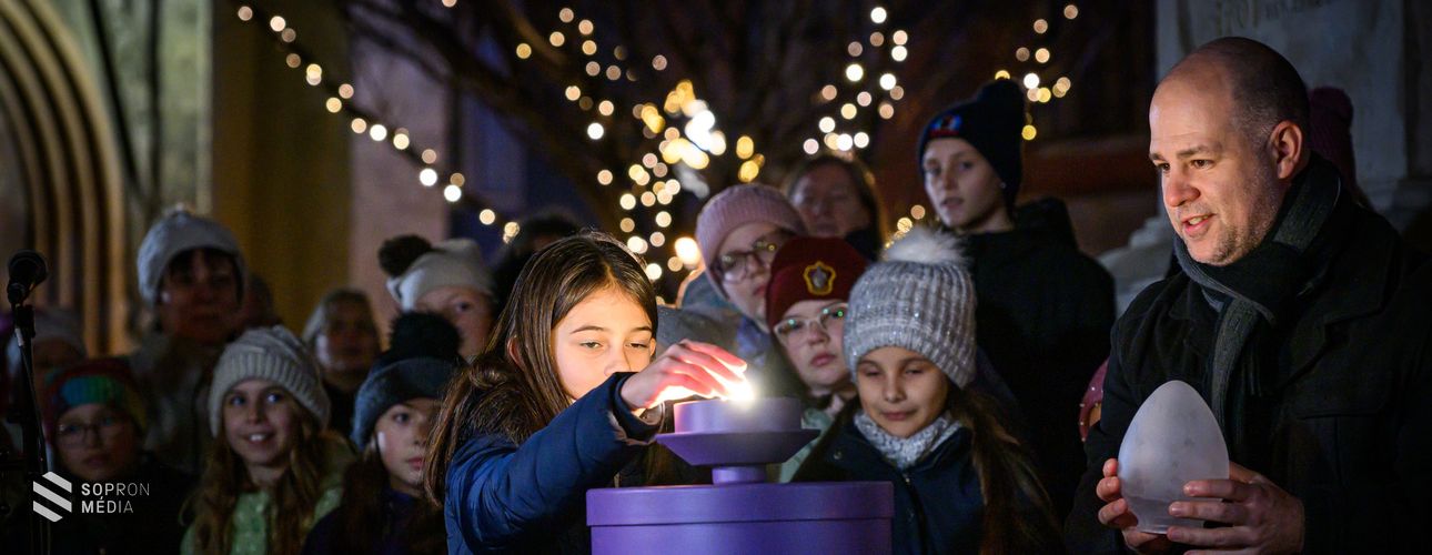 Fellobbant a remény lángja Sopronban is