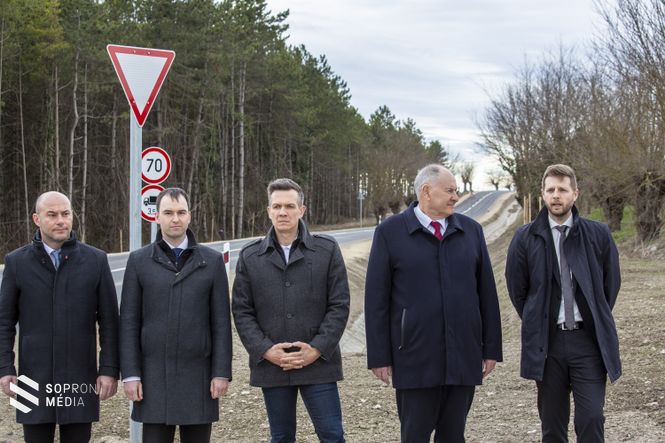 Csiszár Szabolcs alpolgármester, Barcza Attila országgyűlési képviselő, dr. Simon István alpolgármester és a NIF igazgatóhelyettese, Juhász Zoltán a szerdai átadón.