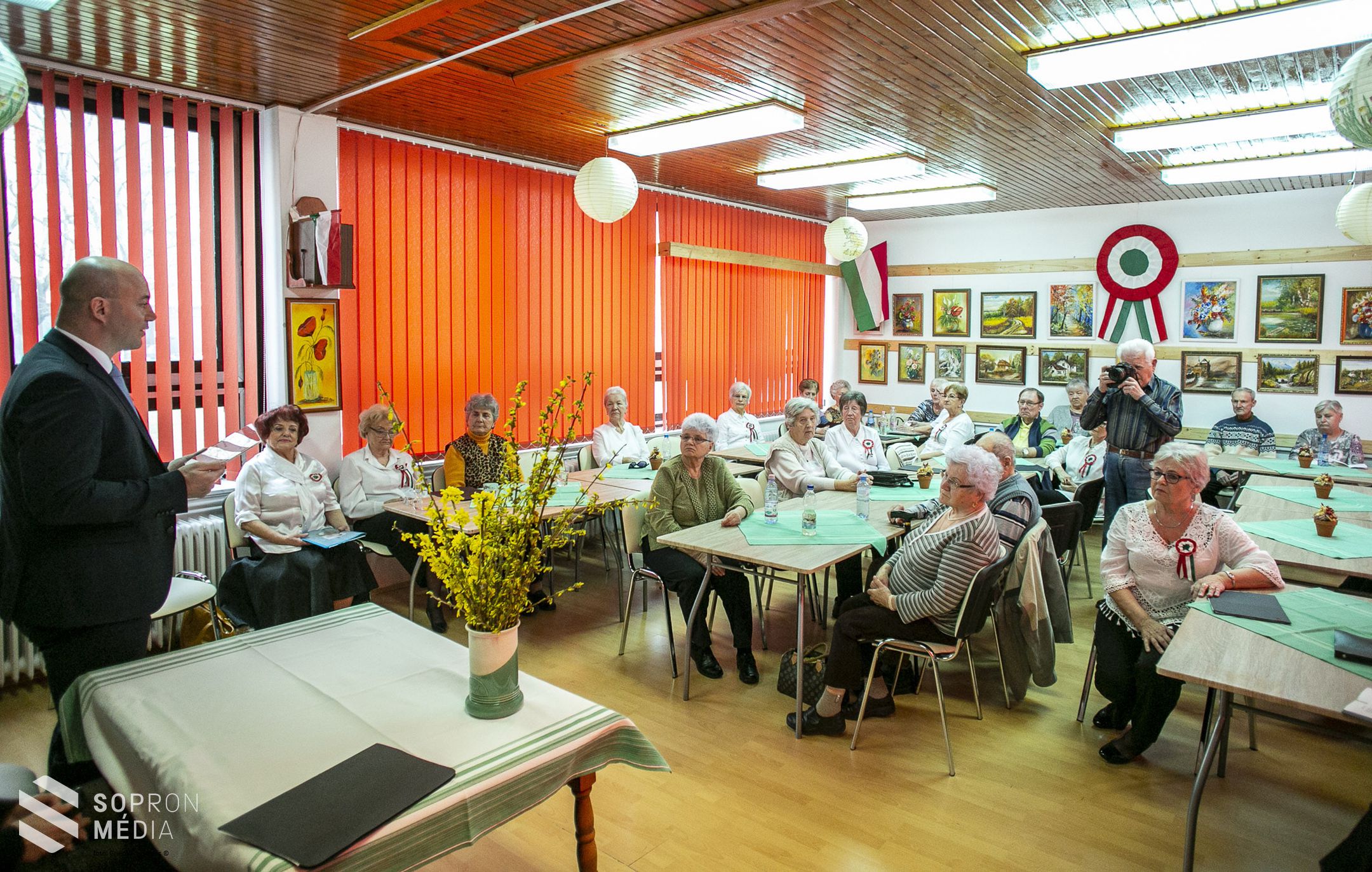 Megemlékeztek a nyugdíjasok a magyar nemzet ébredéséről a Jereván lakótelepen