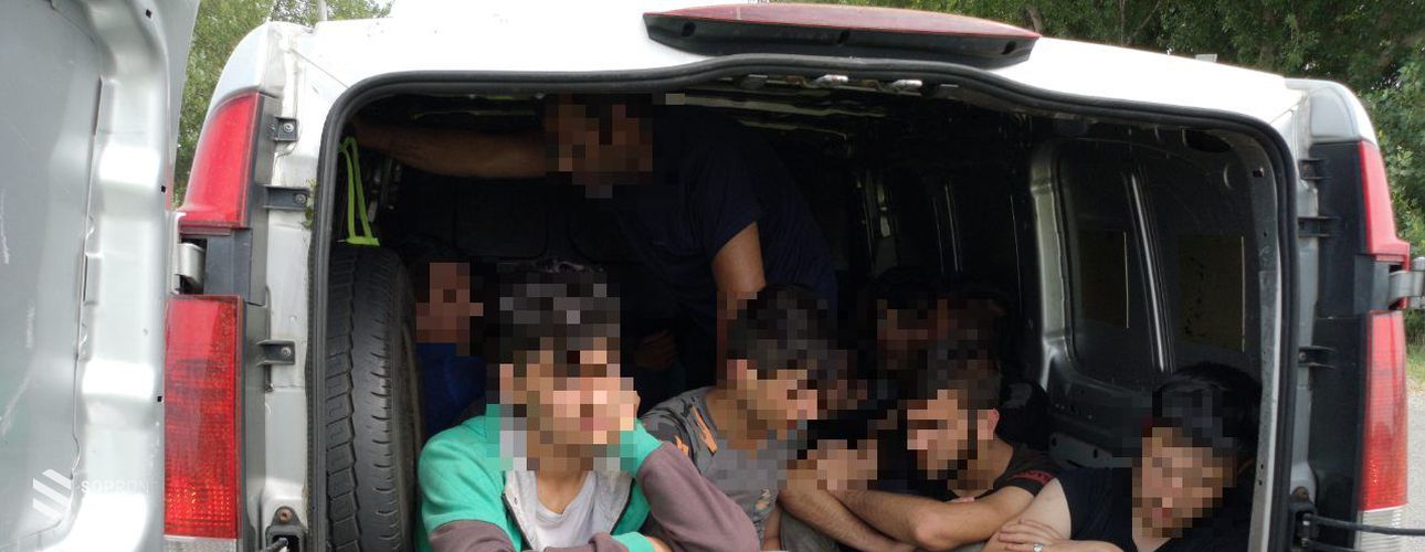 Embercsempészet miatt körözött román férfit adtak át Magyarországnak