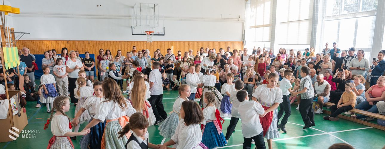 Mihály-napi kavalkád a Deák Téri Általános Iskolában