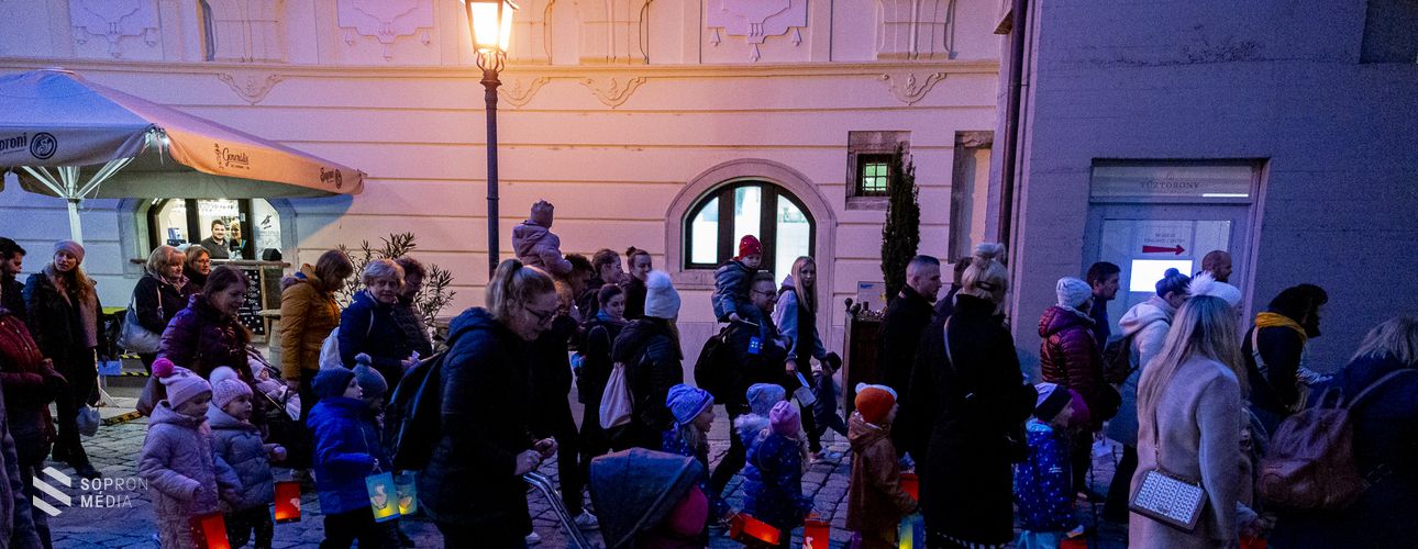 Lámpások fényözöne - ovisok felvonulása