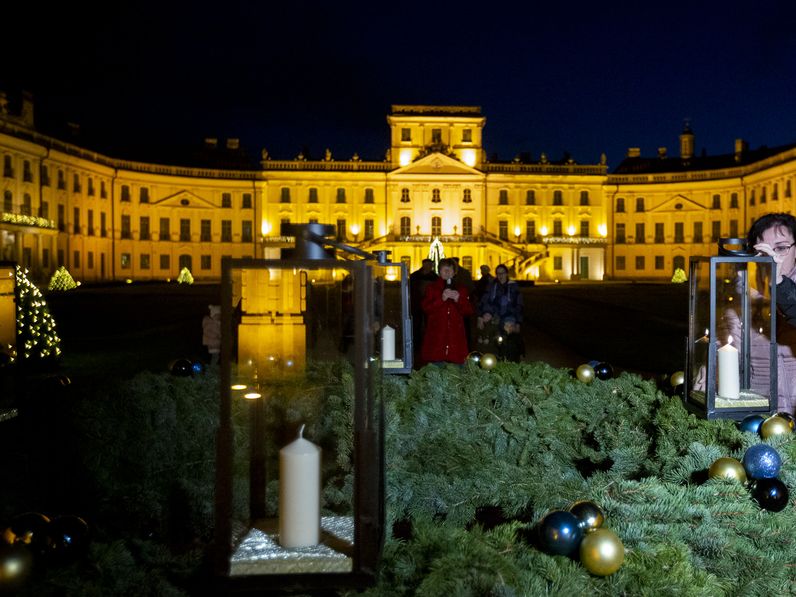 Meggyújtották az első gyertyát a fertődi Esterházy-kastély adventi koszorúján