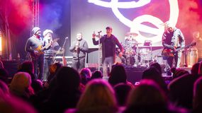 Fergeteges utcabállal búcsúztatták az óvévet Sopronban