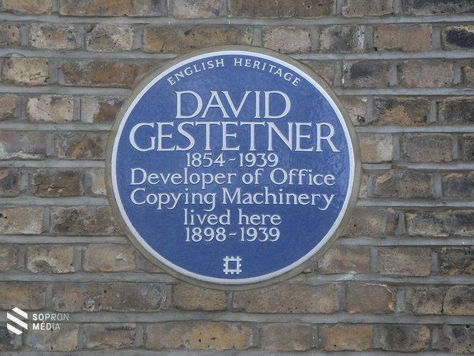 Kék emléktáblája egykori lakóháza falán, Londonban 