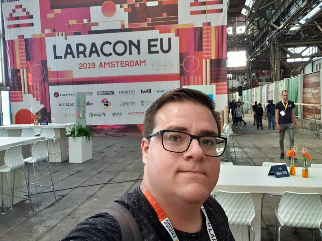 Szelfi a Laracon EU 2019 Amsterdam szponzori fala előtt a konferencia csarnokában