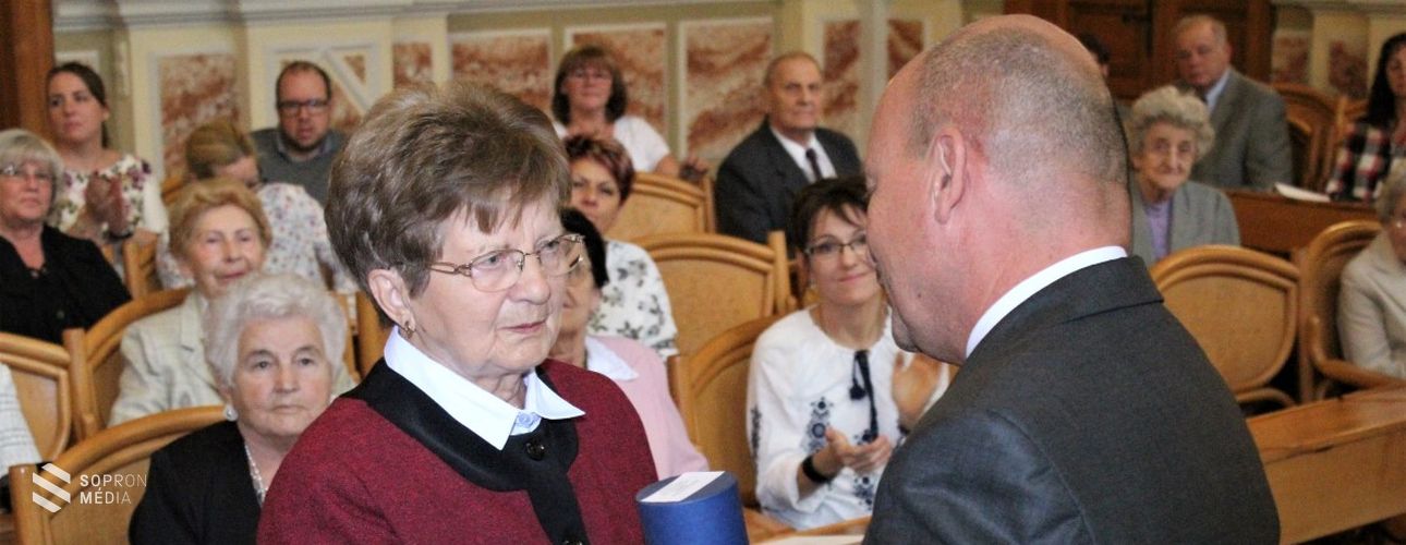 Emlékdiplomákkal köszöntötték a pedagógusokat  