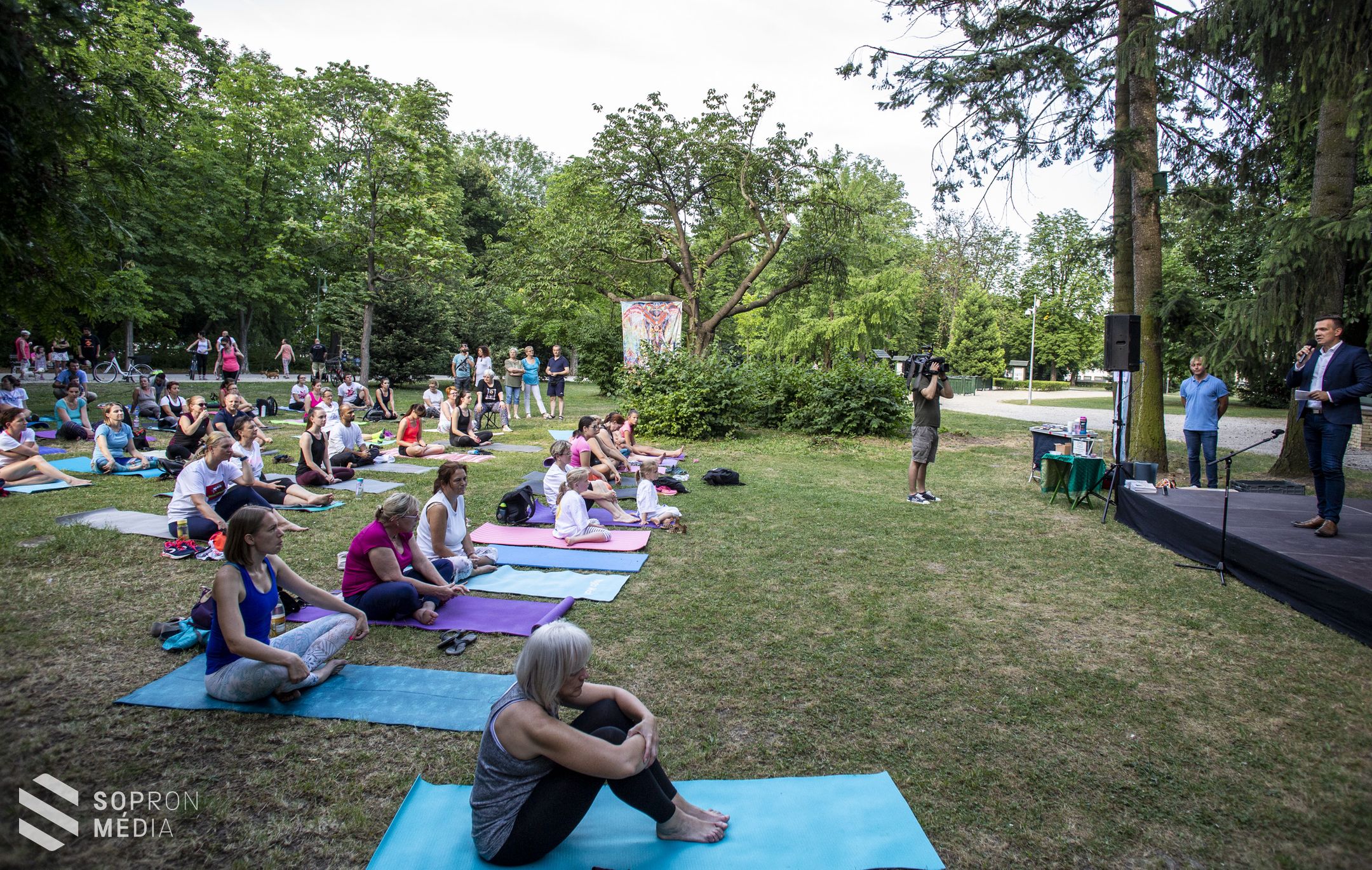 Nemzetközi Jóganapot tartottak az Erzsébet kertben