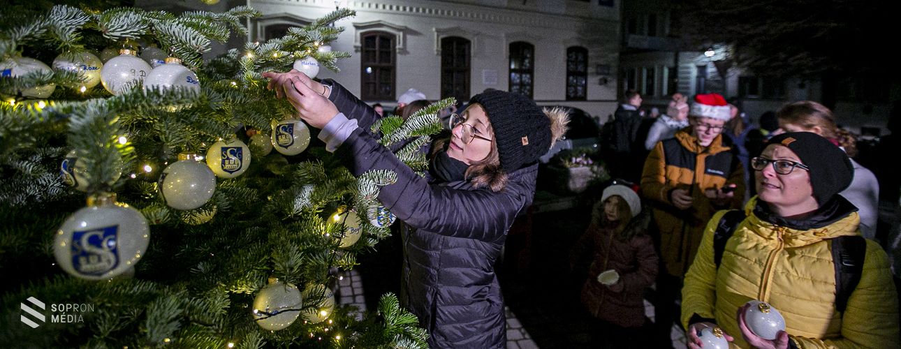Karácsonyfagömbök a jótékonyság jegyében