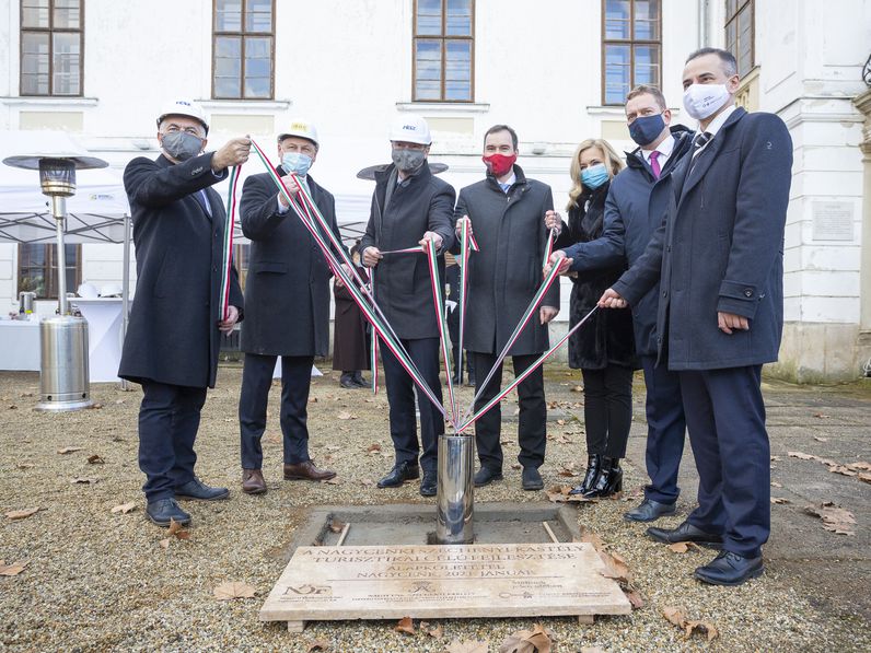 Letették az alapkövét a nagycenki Széchenyi-kastély turisztikai célú fejlesztésének