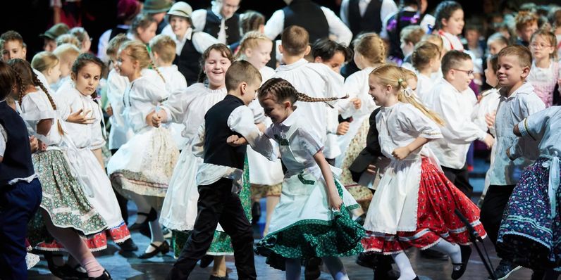Néptánc, közösség, teltház – ismét sikert aratott a Nemzetiségi Iskolák Gálája