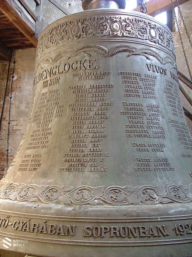Az evangélikus templom közel három és fél tonna súlyú Hősök harangja, amelyen az első világháború 216 áldozatának neve szerepel