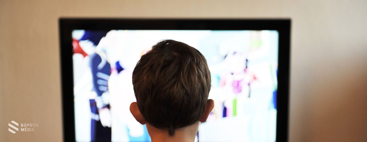 A tévé egyre kevesebb gyereket ér el, de este tízkor még minden negyedik óvodás korú a képernyő előtt ül