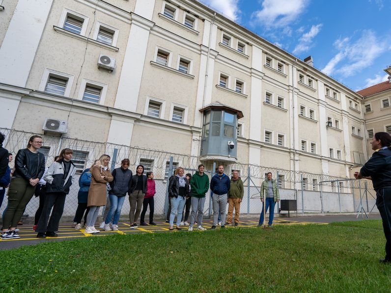 „A rács két oldalán” – Ilyen volt a nyílt nap a Sopronkőhidai Fegyház és Börtönben.