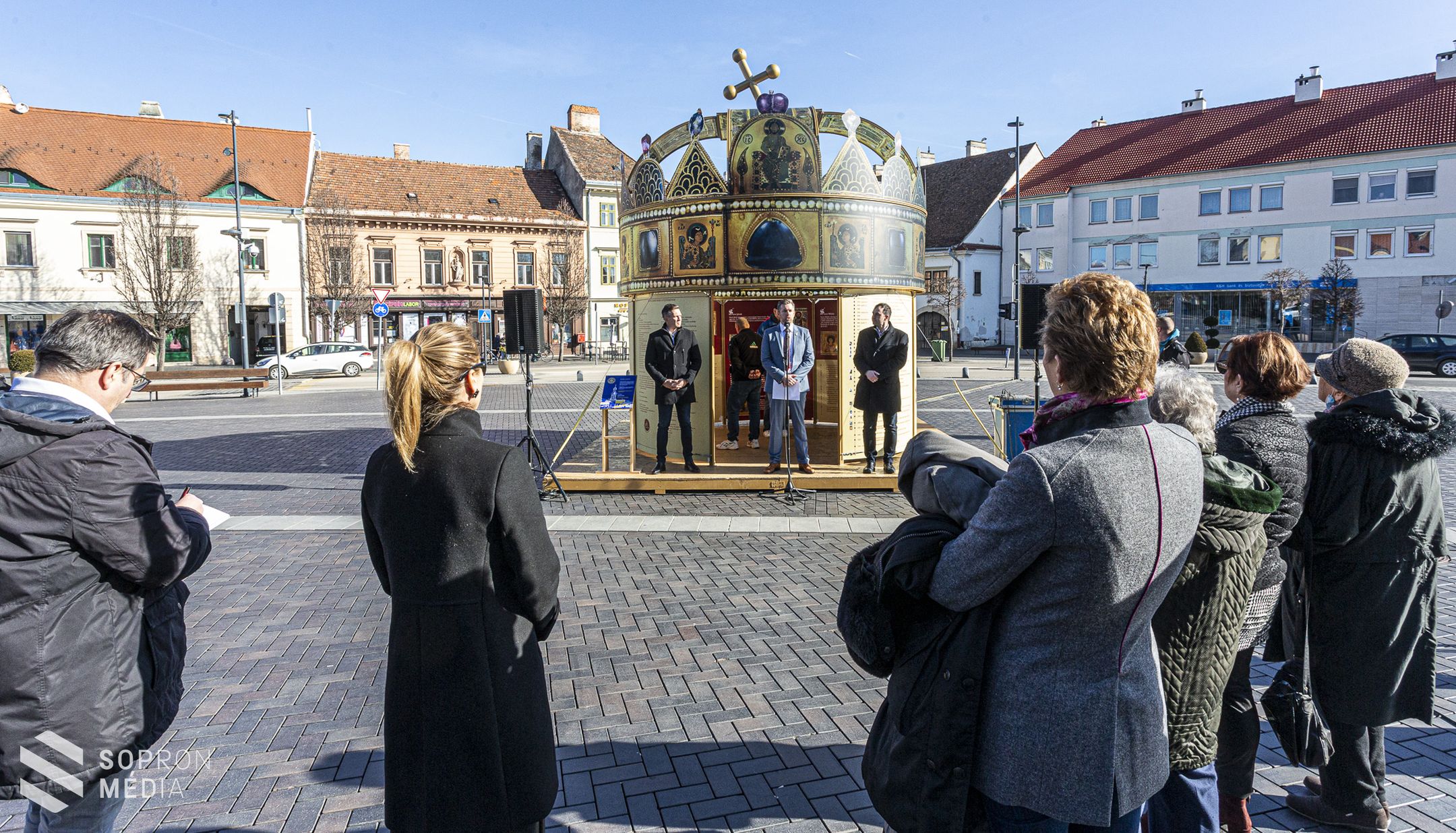 Elkészült a Szent Korona installáció