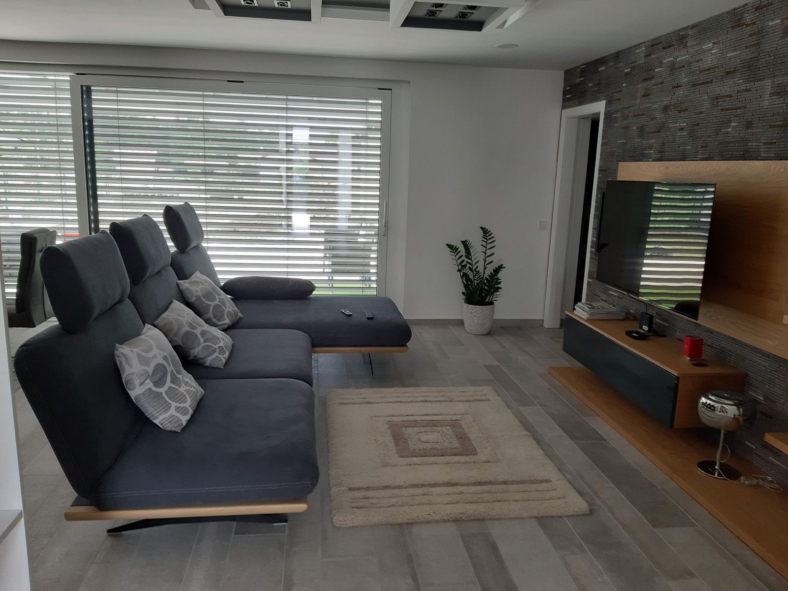 Internorm Szürke kő és nyílászáró összhangja Szombathelyen