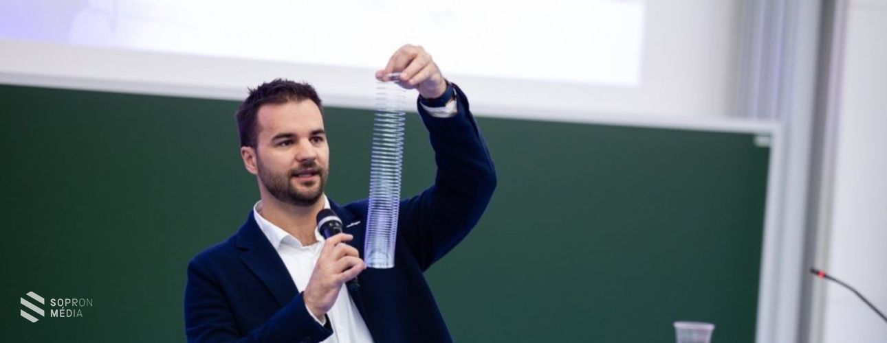 Rendhagyó fizikaórán vettek részt a berzsenyis diákok Kapu Tiborral