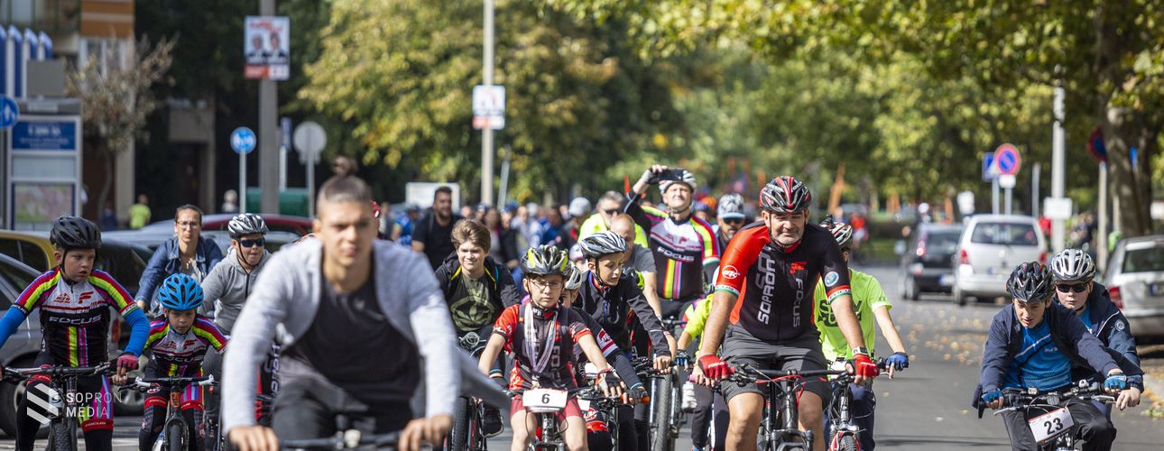 Kerékpáros felvonulás az autómentes napon
