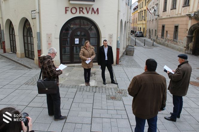 Sajtótájékoztató a Vasalóház előtt