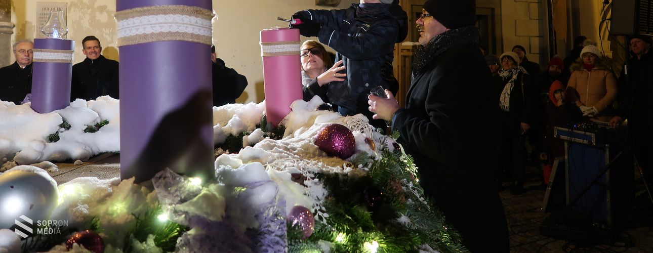 Meggyújtották az öröm lángját a Fő téren