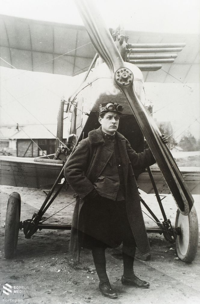 A fiatal Asbóth Oszkár, egy Asboth-féle fa légcsavarral, egy 100 lóerős Brandenburg repülőgép mellett, 1916-ban, az ausztriai Fischamendben.