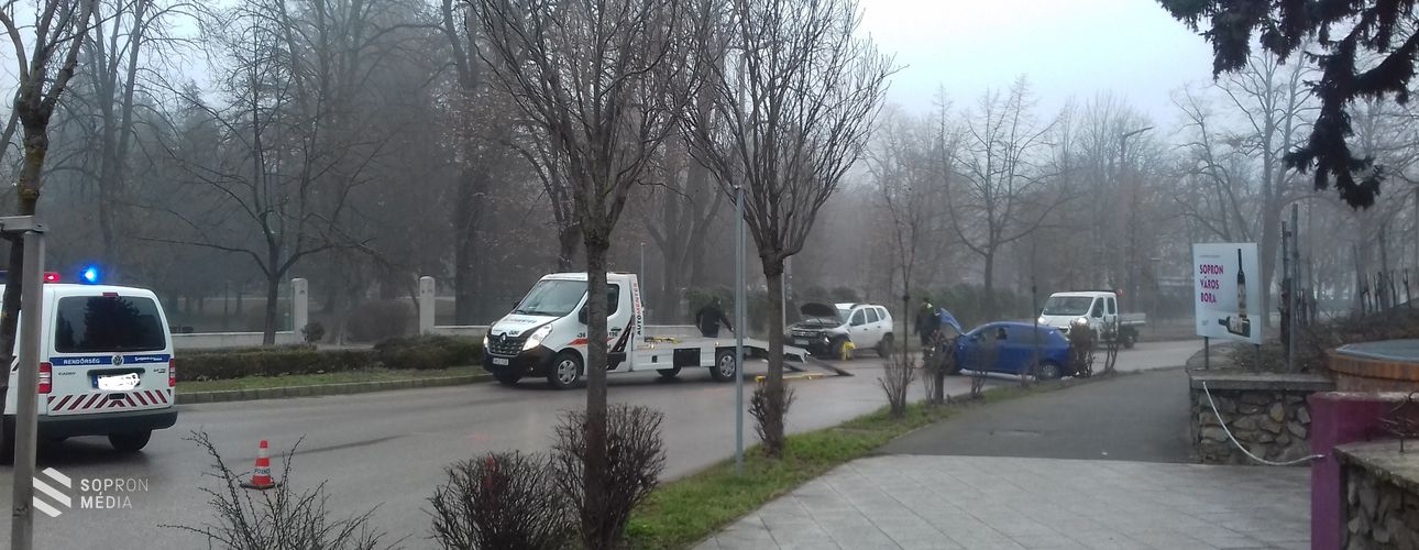 Összeütközött két gépkocsi Sopronban - Frissítve