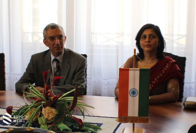 Rahul Chhabra, India magyarországi nagykövete (balra)