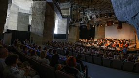 Szent Iván-éj és Bruckner warm up! a Barlangszínházban