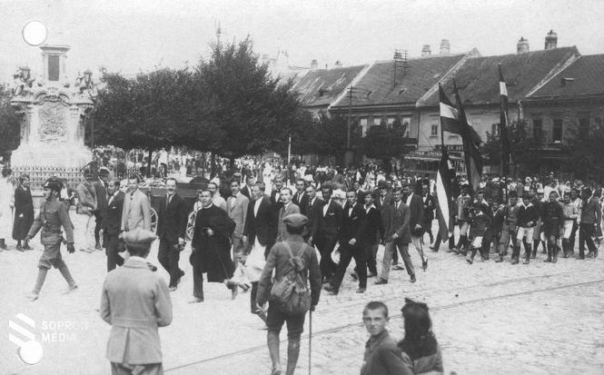 A Mária-oszlophoz érő tüntető férfiak és diákok menete élén egy Ostenburg-csendőrtiszt halad. (1921. augusztus 29.) (Foto: Schäffer Ármin)