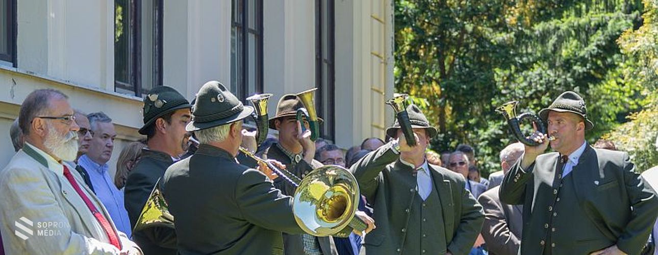 Szobrot avattak dr. Molnár Sándor tiszteletére