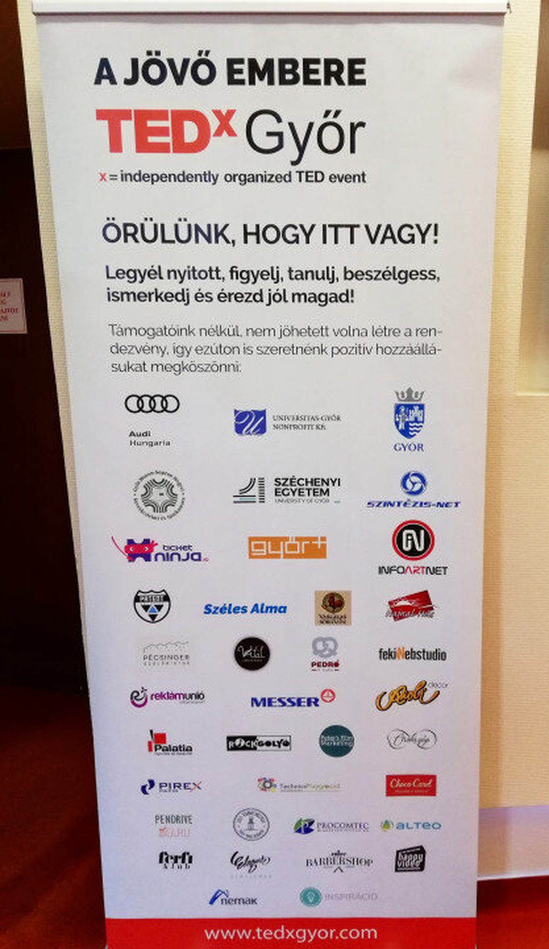 A TEDx Győr „A jövő embere” rendezvény roll-upja a támogatók logóival, köztük a Feki Webstudio logójával