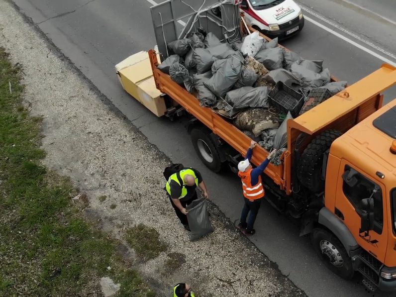 Közel ezer tonna út menti hulladékot gyűjtöttek össze!