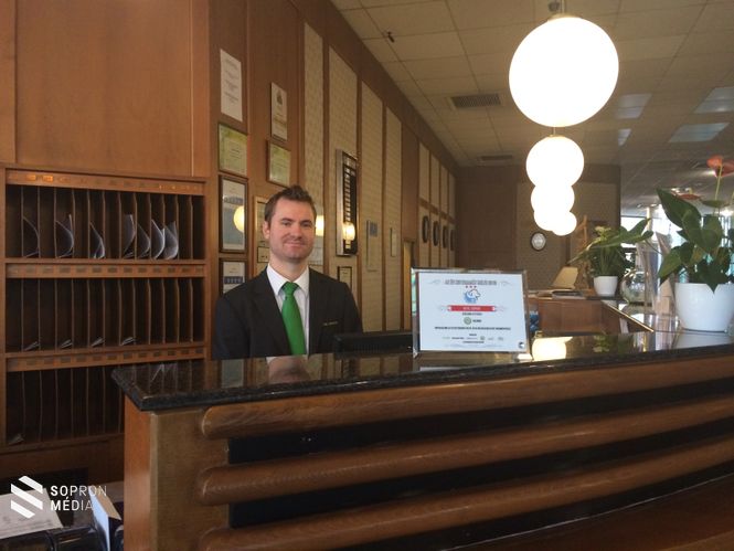 Az elismerő oklevél a szálloda recepcióján került elhelyezésre, ezzel is hirdetve a hotel kutyabarát elkötelezettségét
